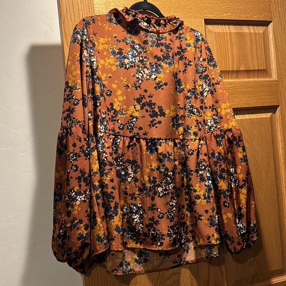 Boutique women’s top - Picture 2 of 4